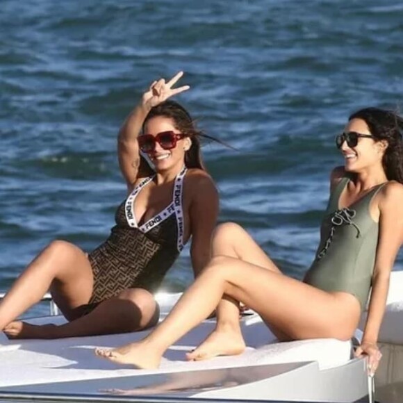 Anitta está em Miami curtindo seu aniversário com a companhia da família e da melhor amiga, a modelo mineira Isabela Grutman