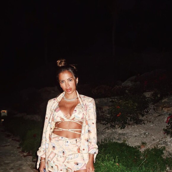 Anitta completa 28 anos nesta terça-feira (30); cantora está em Miami