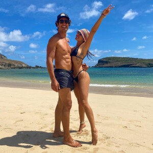 Isis Valverde em foto na praia com o marido, André Resende