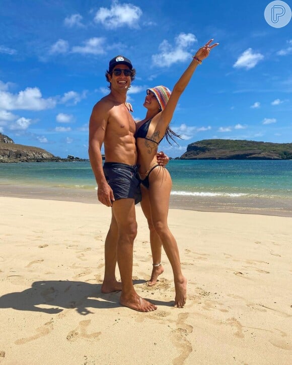 Isis Valverde em foto na praia com o marido, André Resende