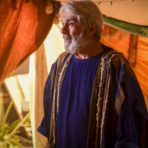 Novela 'Gênesis': Deus (voz de Flávio Galvão) vai fazer promessa a Abrão (Zécarlos Machado)