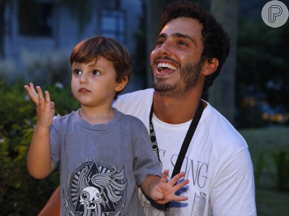 Thiago Rodrigues e o filho Gabriel se divertem nos bastidores das gravações de 'Guerra dos Sexos', em 6 de março de 2013