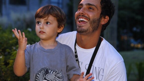 Thiago Rodrigues leva o filho, Gabriel, nas gravações de 'Guerra dos Sexos'