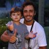Thiago Rodrigues e o filho, Gabriel, de 3 anos, posam juntos para foto