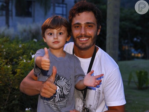 Thiago Rodrigues e o filho, Gabriel, de 3 anos, posam juntos para foto