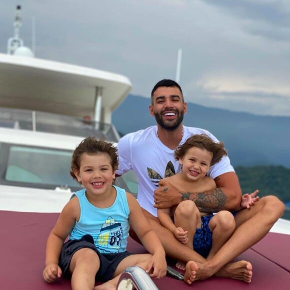 Gusttavo Lima posou com os filhos, Gabriel e Samuel, em iate de luxo durante viagem em familia a Angra dos Reis