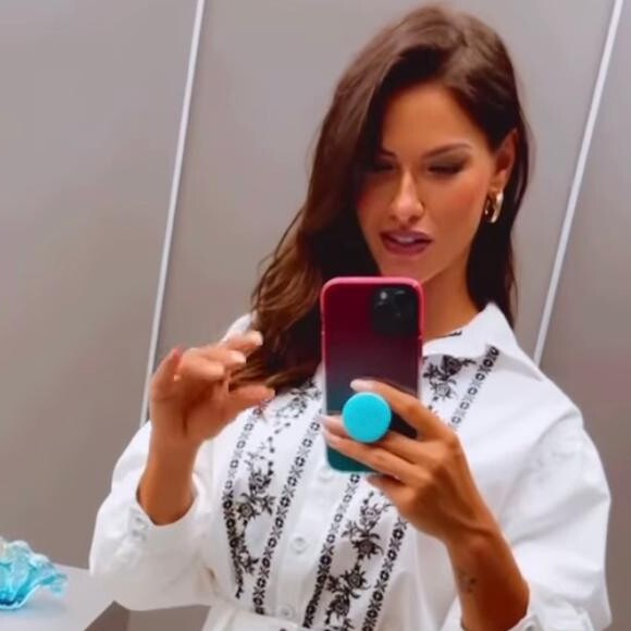 Andressa Suita combina camisa alongada com bordado na parte frontal e short comfy com cintura alta de modelagem evasê, ambos no valor de R$ 647,00
