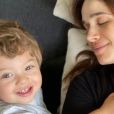 Sabrina Petraglia reuniu os filhos, Gael, de quase 2 anos, e Maya, de 3 meses, em foto, nesta sexta-feira, 9 de abril de 2021