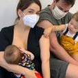 Sabrina Petraglia levou os filhos, Gael, de quase 2 anos, e Maya, de 3 meses, para vacinar ao lado do marido,  o engenheiro Ramon Velázquez 