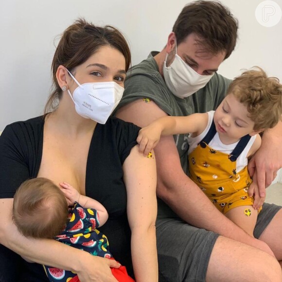 Sabrina Petraglia levou os filhos, Gael, de quase 2 anos, e Maya, de 3 meses, para vacinar ao lado do marido, o engenheiro Ramon Velázquez