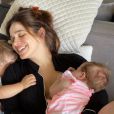 Sabrina Petraglia posou com os filhos, Gael, de quase 2 anos, e Maya, de 3 meses, para foto: 'Sextou!'