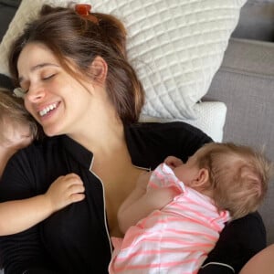 Sabrina Petraglia posou com os filhos, Gael, de quase 2 anos, e Maya, de 3 meses, para foto: 'Sextou!'