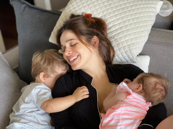 Sabrina Petraglia posou com os filhos, Gael, de quase 2 anos, e Maya, de 3 meses, para foto: 'Sextou!'