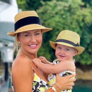 Ana Paula Siebert gosta de combinar roupas de praia com a filha, Vicky