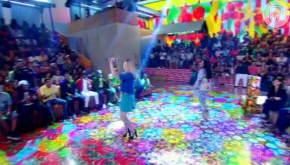 Leticia Spiller mostra samba no pé durante o programa 'Esquenta', da Globo