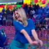 Leticia Spiller, da novela 'Boogie Oogie', mostra samba no pé durante o programa 'Esquenta', da Globo
