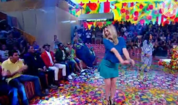 Leticia Spiller, da novela 'Boogie Oogie', mostra samba no pé durante o programa 'Esquenta', da Globo
