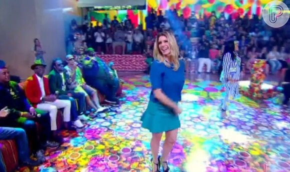 Leticia Spiller samba de saia curtinha no 'Esquenta', da Globo, e é elogiada nas redes sociais: 'Linda'
