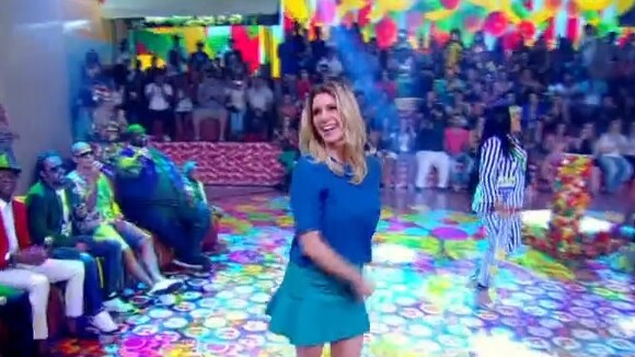 Leticia Spiller cai no samba no 'Esquenta' e é destaque no Twitter: 'Gata, diva'