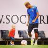 Neymar publicou uma foto jogando bola com o filho, Davi Lucca, no seu Instagram, nesta quinta-feira, 7 de março de 2013