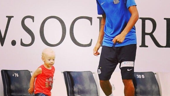 Neymar posta foto jogando bola com seu filho, Davi Lucca