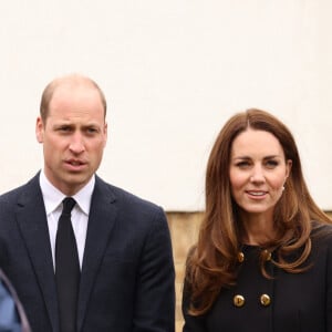 O casal Kate Middleton e Príncipe William manteve o luto nas roupas escolhidas para o evento oficial