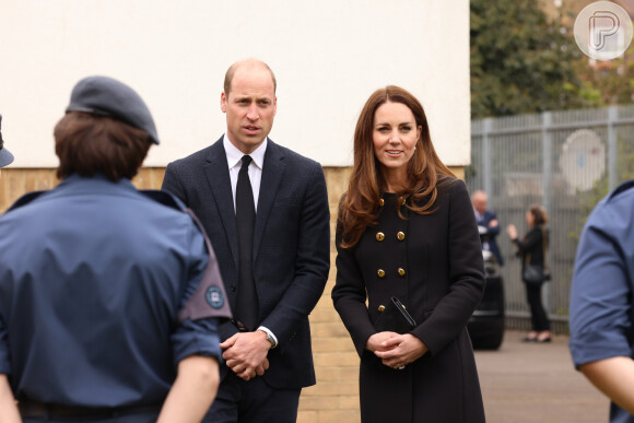 O casal Kate Middleton e Príncipe William manteve o luto nas roupas escolhidas para o evento oficial