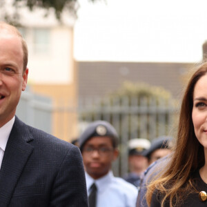 Kate Middleton foi a evento oficial e optou por look preto, pois o luto da família real dura um mês