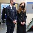 Kate Middleton e Príncipe William usaram máscara de proteção ao visitarem o interior do prédio