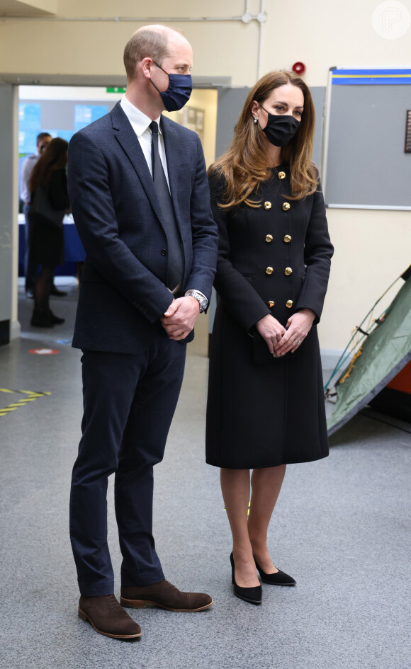 Kate Middleton e Príncipe William usaram máscara de proteção ao visitarem o interior do prédio