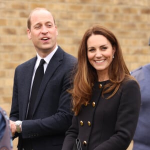 Kate Middleton escolheu um trench coat Dolce e Gabbana com abotoamento frontal duplo