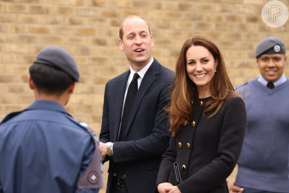 Kate Middleton escolheu um trench coat Dolce e Gabbana com abotoamento frontal duplo