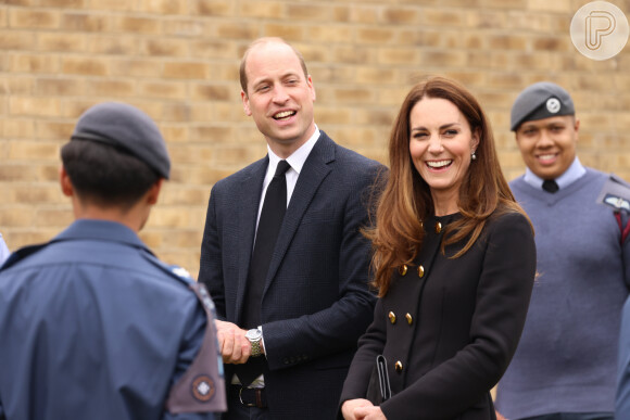 Kate Middleton usou look Dolce & Gabanna em visita com o marido, Príncipe William, nesta quarta (21)