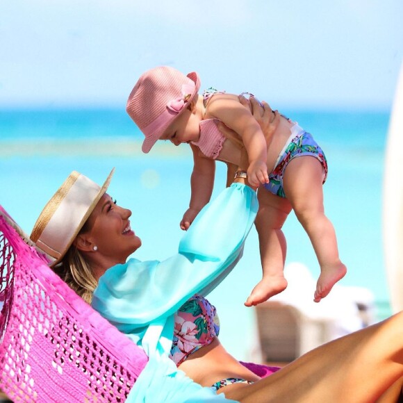 Ana Paula Siebert teve a companhia da filha, Vicky, em viagem