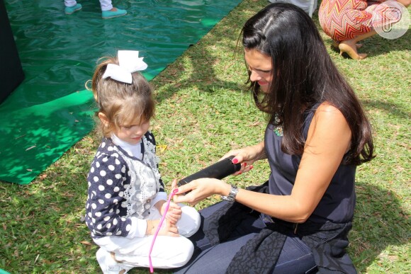 Daniella Sarahyba leva a filha Gabriela, de 3 anos, ao evento