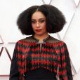 Penteado para cabelos afro no Oscar 2021: Celeste Waite exibiu cabelo dividido ao meio com cachos soltos e volumosos, aderindo à 'risca central'