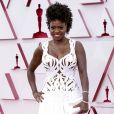 A atriz Viola Davis chamou atenção com penteado meio solto, deixando os cachos em evidência no Oscar 2021