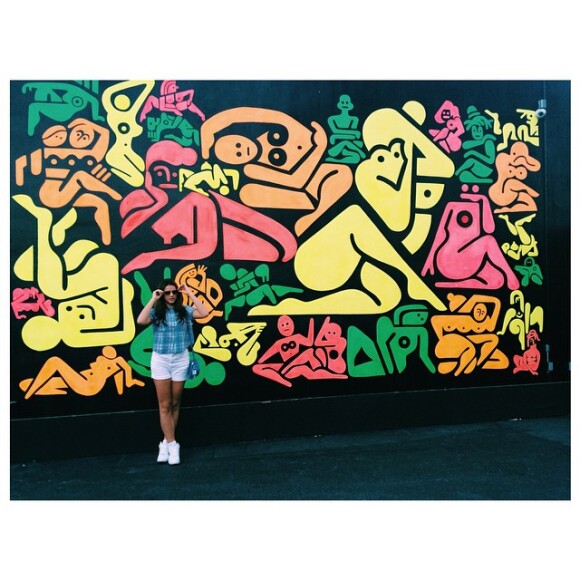 Bruna Marquezine tira fotos das artes nas paredes de Wynwood, em Miami