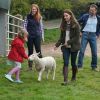 Kate Middleton conversou com os moradores da fazenda e ajudou no trato dos animais