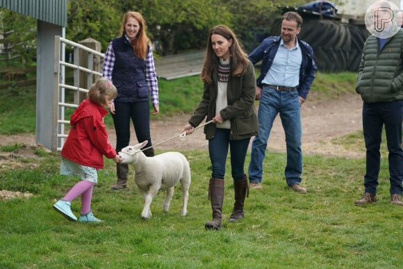 Kate Middleton conversou com os moradores da fazenda e ajudou no trato dos animais