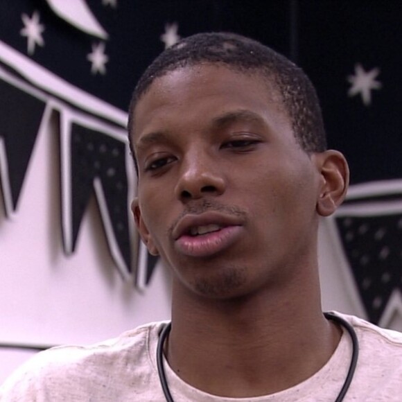 Lucas Pentedo desistiu do 'BBB21' após críticas dos próprios colegas de confinamento por beijo em Gilberto