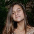 Aos 15 anos, Myrella Vitória, a Jade da novela 'Topíssima', tem compartilhado fotos com o cabelo com mechas de várias cores