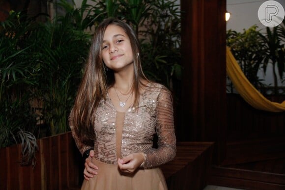 Aos 15 anos, Myrella Vitória, a Jade da novela 'Topíssima', tem compartilhado fotos com o cabelo com mechas de várias cores