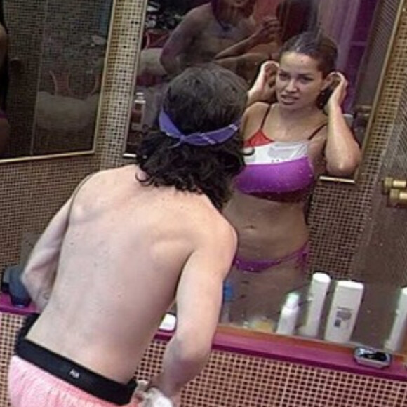 'BBB 21': Juliette e Fiuk dão selinho através de vidro do banheiro. 'Gil, beijei na boca'