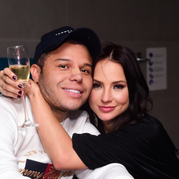 Gabi Martins comemorou aniversário de Tierry com surpresa romântica em hotel