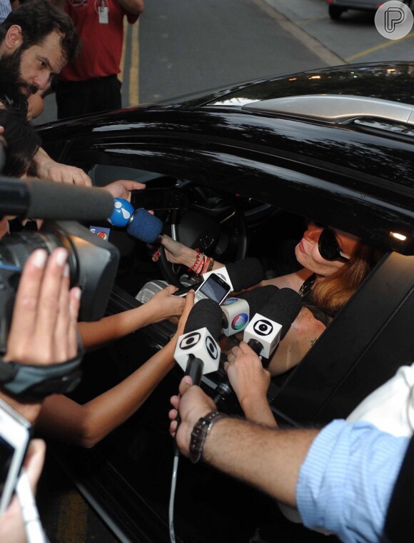 Graziela Gonçalves fala com a imprensa ao deixar o sepultamento do ex-marido, Chorão, nesta quinta-feira, 7 de março de 2013