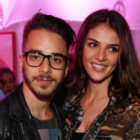 Grávida, Monica Benini fica surpresa com barriga e ganha carinho do marido, Junior Lima. Veja!