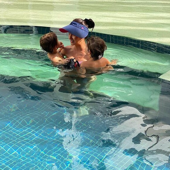 Andressa Suita contou que os filhos estão dormindo mais cedo e passaram a acordar 6h30 da manhã