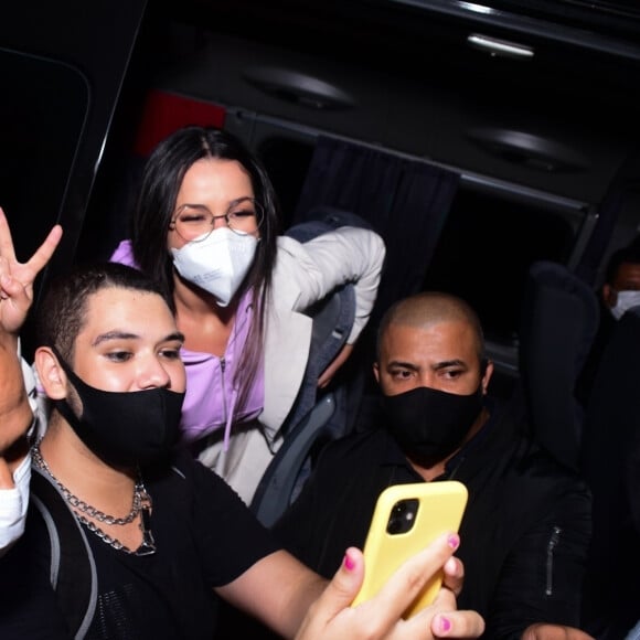 Juliette recebe carinho dos fãs em saída de aeroporto de São Paulo