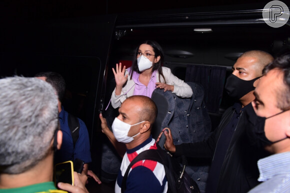 Juliette pede calma e atende todos os fãs que a receberam no aeroporto de Congonhas, em São Paulo